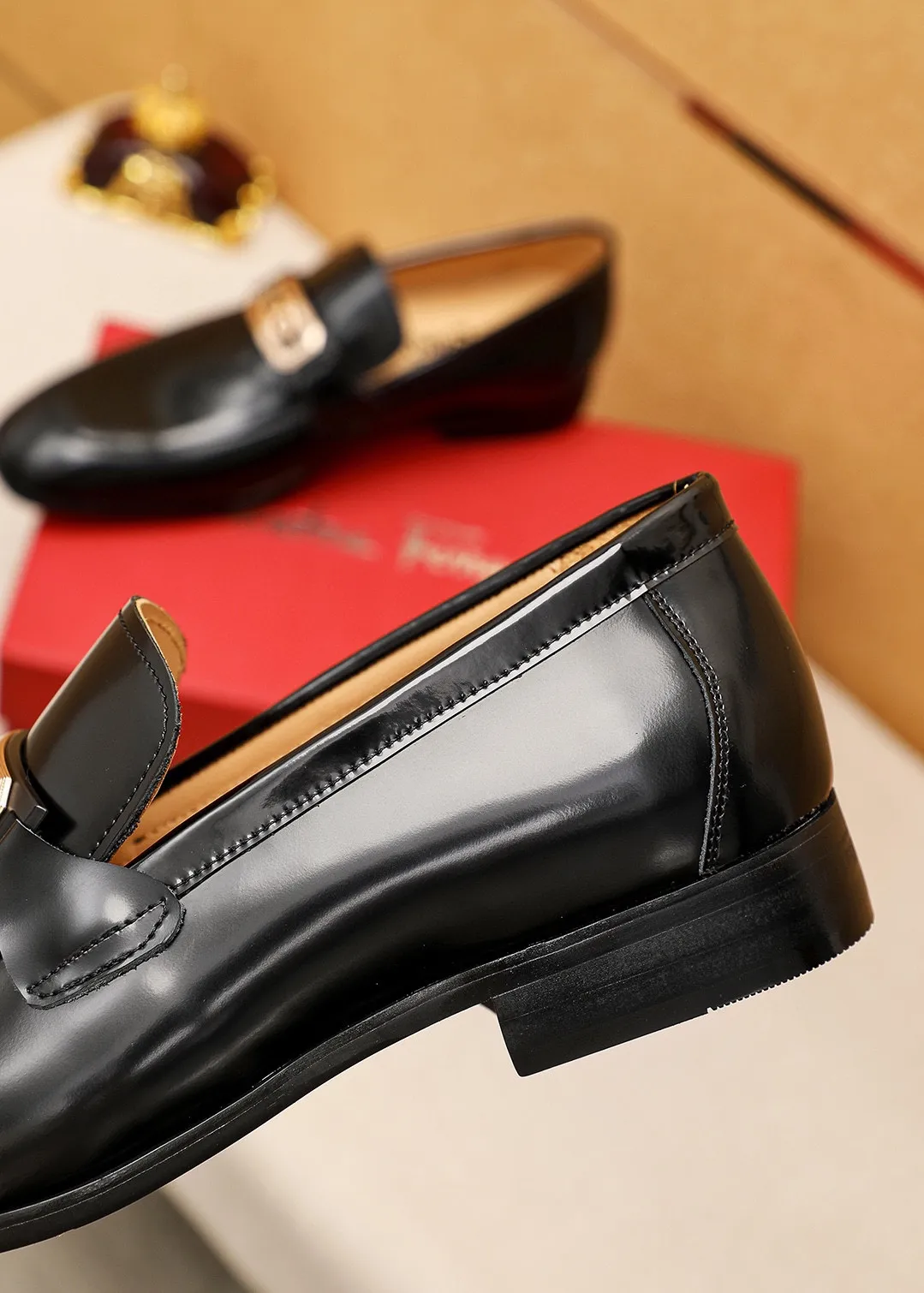 Men's shoes 💰442 💐 Product trademark: Ferragamo "Ferragamo" casual leather shoes Regular size: 38-44 (45.46🉑️customized) Product materials: Selected imported first-layer open-edge beaded cowhide embossed upper + original hardware buckle, imported water-dyed cowhide leather lining. Strong three-dimensional visual effect, combined outsole Color: 2⃣️colors available